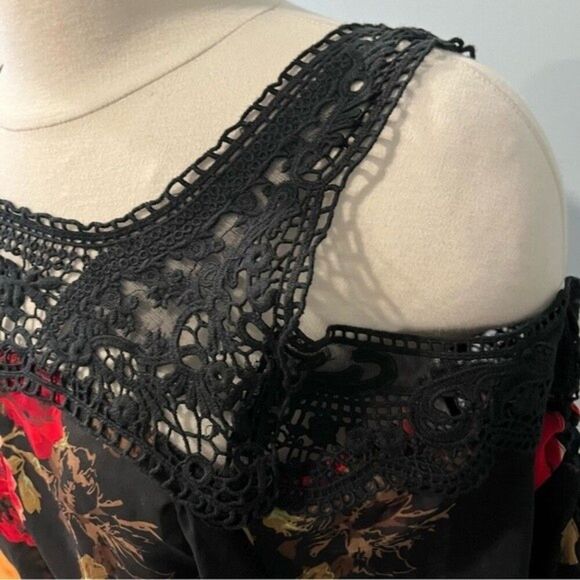 Guess Black & Red Rose Print Cold Shoulder Crochet Blouse Size XS - Picture 3 of 9